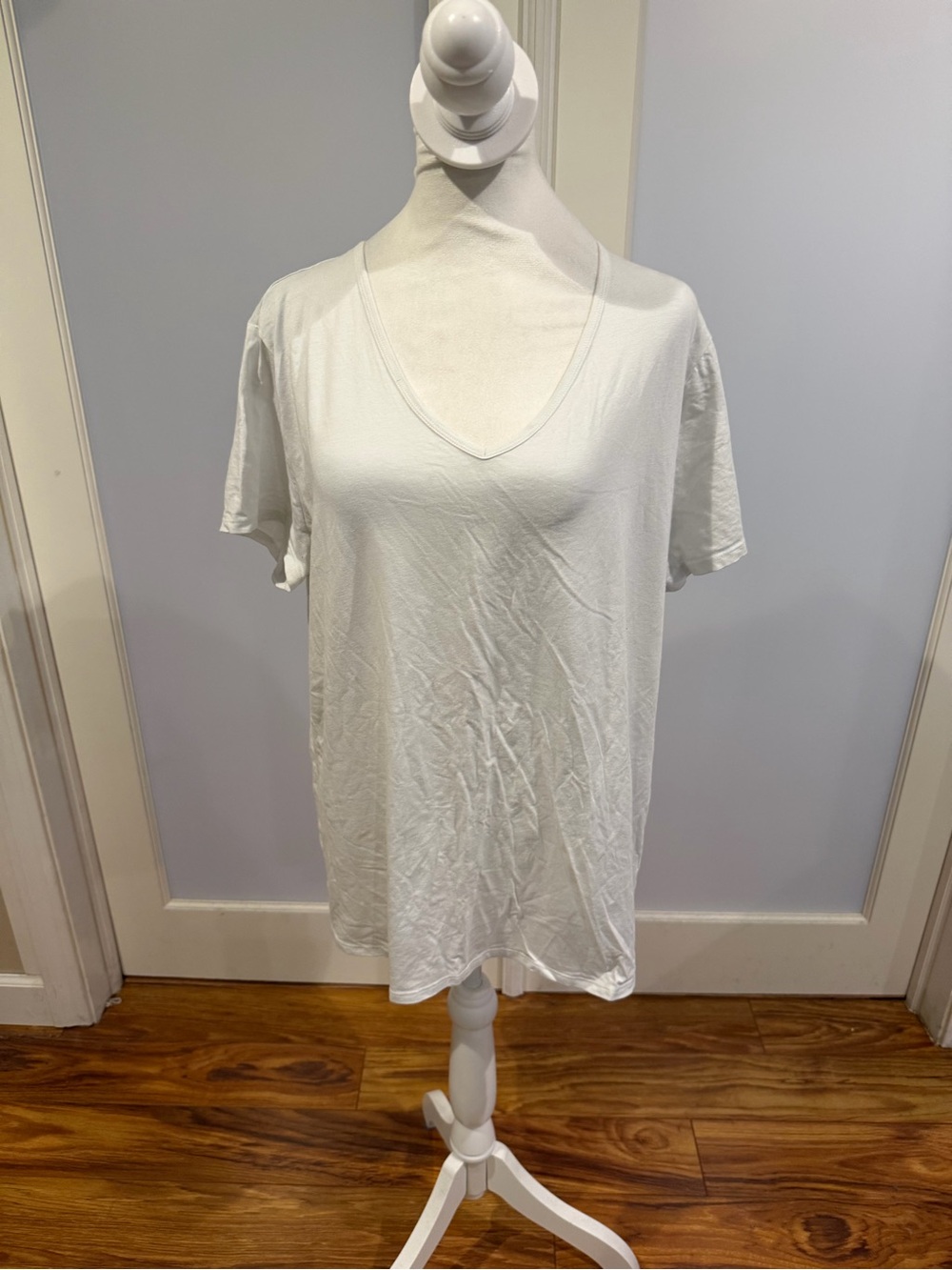 Time and Tru White V-Neck Short Sleeve Tee